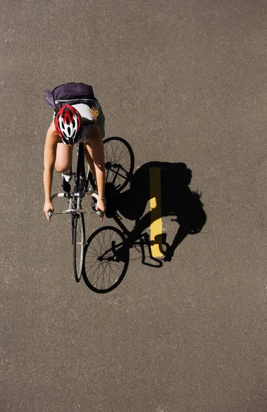 Jeune Femme Avec Vélo Dans Rue — Photo