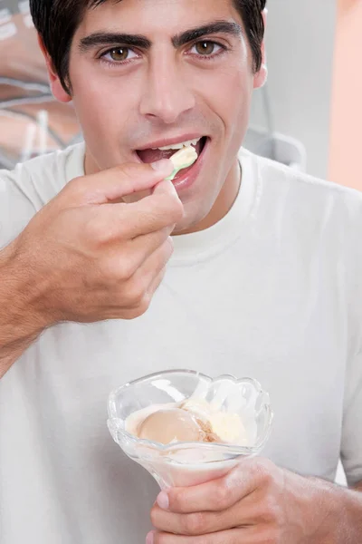 Молодий Чоловік Їсть Морозиво — стокове фото
