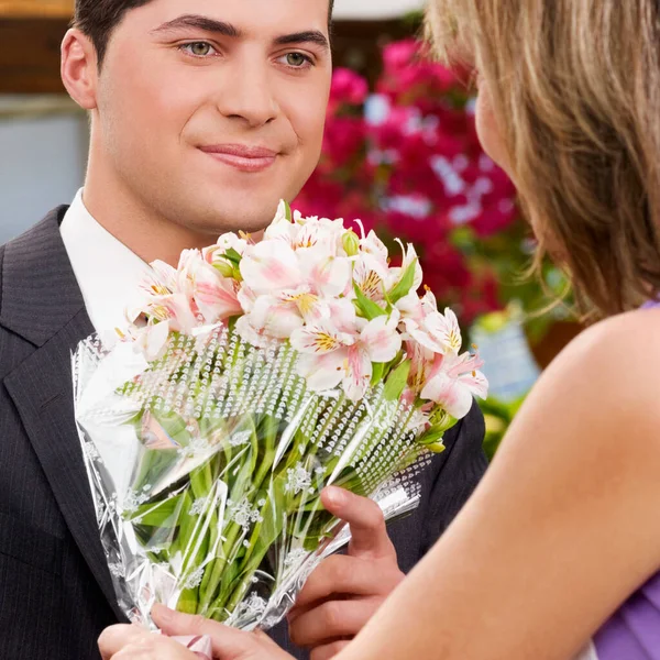 Pareja Joven Sosteniendo Ramo Flores — Foto de Stock