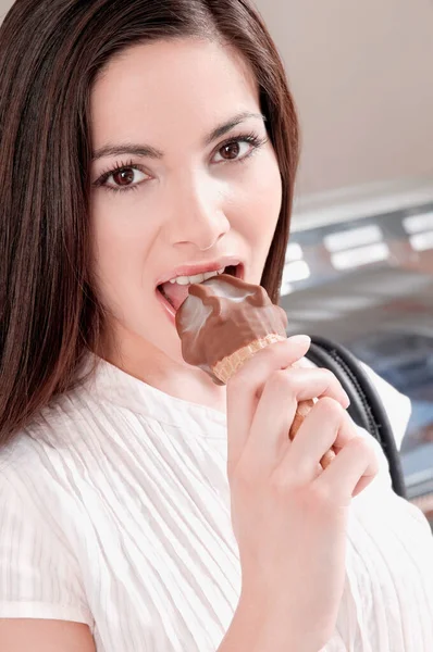 Giovane Donna Mangiare Gelato — Foto Stock