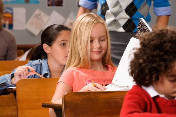 Groupe Étudiants Qui Étudient Ensemble Classe — Photo