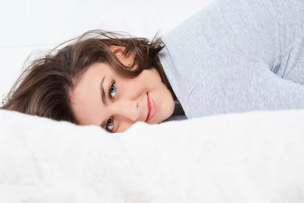 Красивая Молодая Женщина Лежит Кровати Спальне — стоковое фото