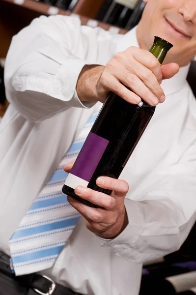 Primo Piano Cameriere Che Tiene Una Bottiglia Vino — Foto Stock