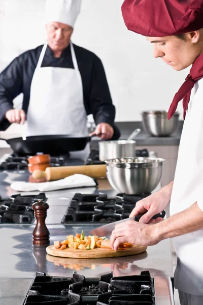 Chef Cocina Con Una Deliciosa Comida —  Fotos de Stock