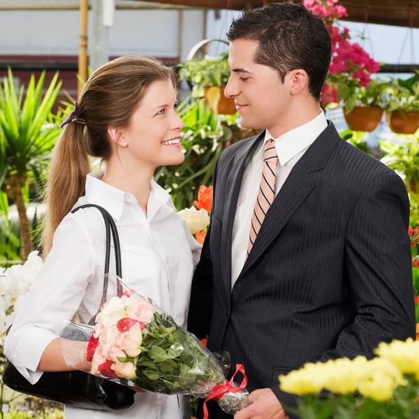 Jovem Casal Apaixonado Por Flores — Fotografia de Stock