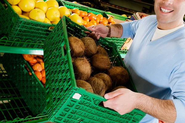 Młody Człowiek Warzywami Supermarkecie — Zdjęcie stockowe