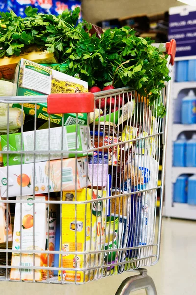 Einkaufswagen Mit Gemüse Und Obst — Stockfoto