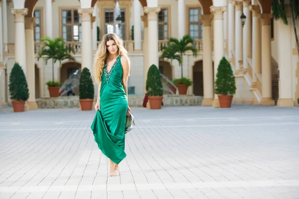 Belle Jeune Femme Dans Une Robe Dans Rue — Photo