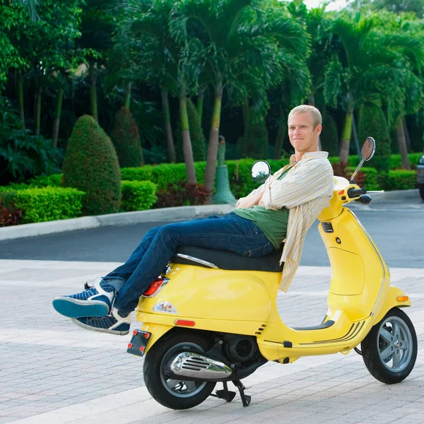 Jeune Femme Équitation Scooter Dans Ville — Photo