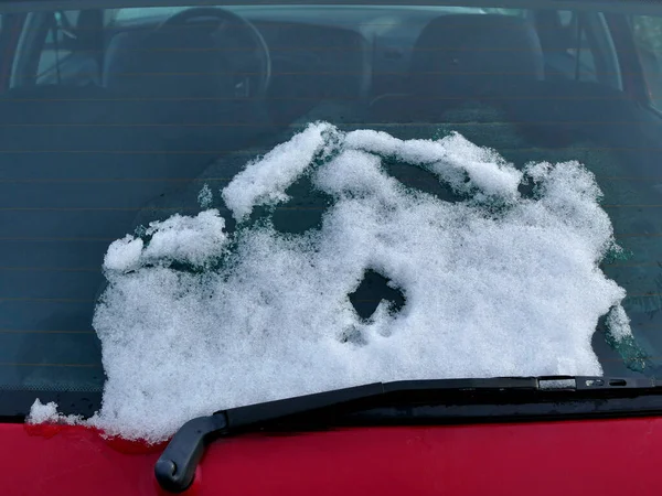 Χιόνι Ένα Πίσω Παράθυρο Ενός Κόκκινου Αυτοκινήτου — Φωτογραφία Αρχείου