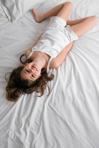 Piękna Młoda Kobieta Leżąca Łóżku Patrząca Kamerę — Zdjęcie stockowe