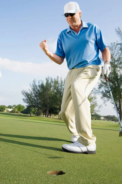 Man Die Golfbal Vasthoudt Lacht Naar Camera — Stockfoto