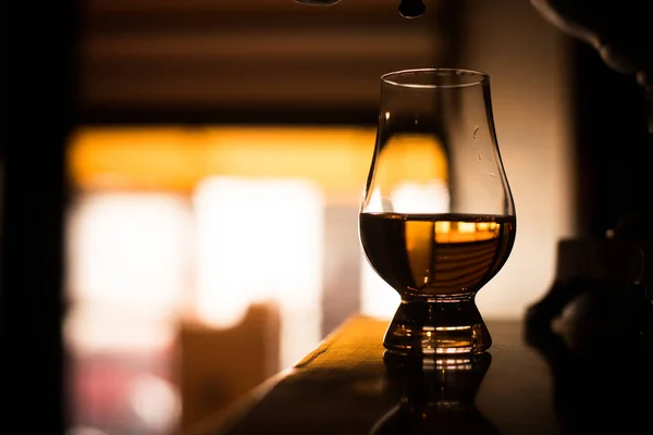 Kleur Close Shot Van Een Glencairn Whisky Glas Een Houten — Stockfoto