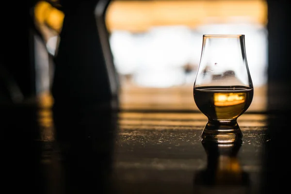Barva Zblízka Záběr Glencairn Whisky Sklenice Dřevěném Stole Mělkou Hloubkou — Stock fotografie