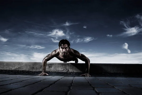 Jonge Man Doet Push Ups Het Strand — Stockfoto