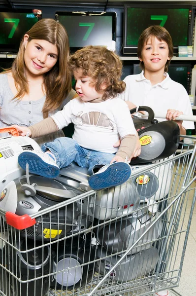 Família Feliz Com Carrinho Compras Supermercado — Fotografia de Stock