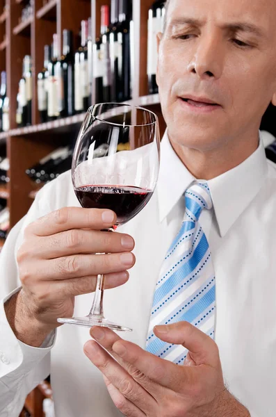 Homem Segurando Copo Vinho Uma Garrafa Álcool Tinto — Fotografia de Stock