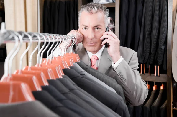 Knappe Jongeman Aan Telefoon Winkel — Stockfoto