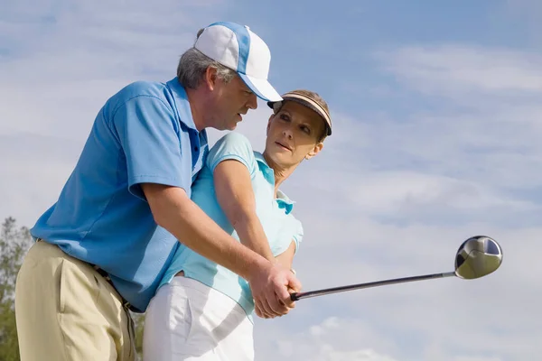 Güneşli Bir Günde Golf Oynayan Yaşlı Çift — Stok fotoğraf