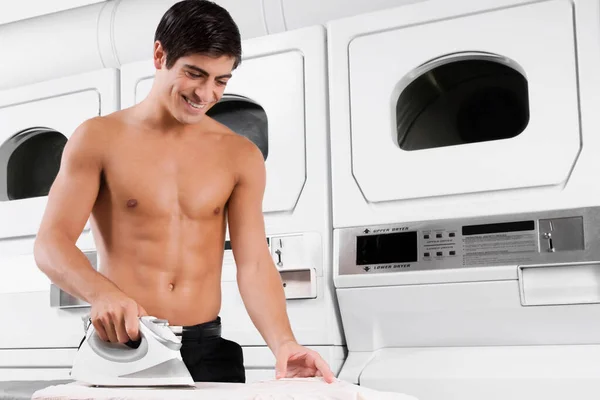 Jovem Com Uma Barba Uma Camiseta Branca Jeans Está Cozinha — Fotografia de Stock