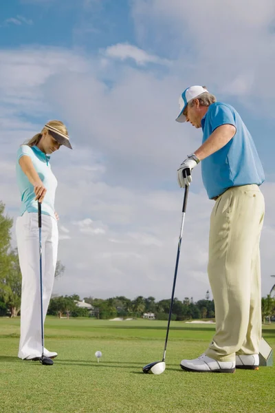 Casal Sênior Jogando Golfe Campo — Fotografia de Stock