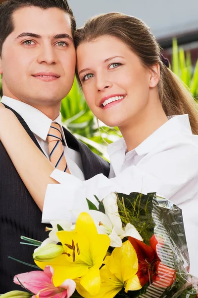 Pareja Joven Con Flores — Foto de Stock