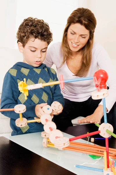 Pareja Joven Jugando Con Bloques Juguete — Foto de Stock