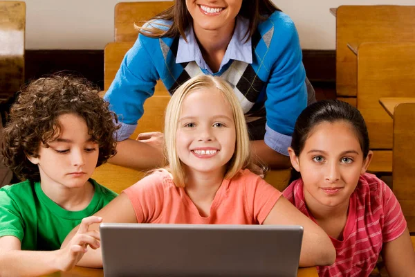 Grupa Szczęśliwych Dzieci Korzystających Laptopa Domu — Zdjęcie stockowe