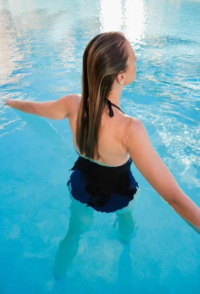 Jonge Vrouw Het Zwembad — Stockfoto