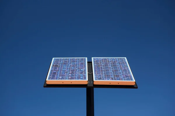 Painéis Solares Fundo Céu Azul — Fotografia de Stock