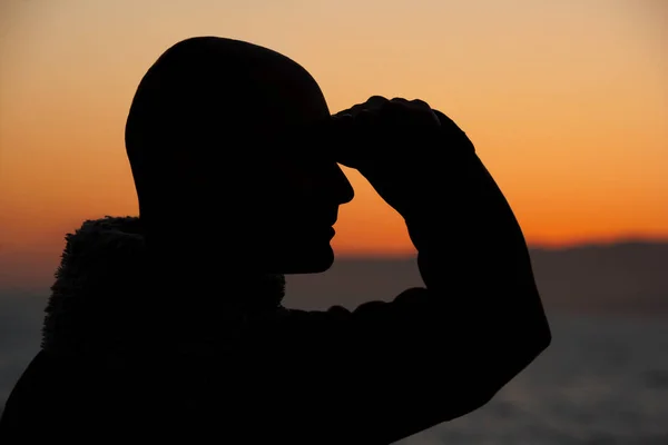 Kumsalda Sırt Çantalı Bir Adamın Silueti — Stok fotoğraf