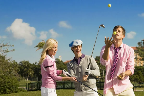 Gruppe Glücklicher Freunde Spielt Golf Auf Dem Platz — Stockfoto