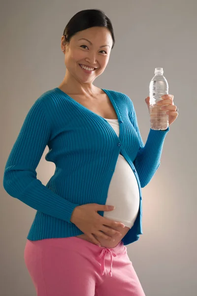 Młoda Kobieta Ciąży Butelką Wody — Zdjęcie stockowe