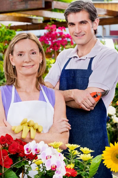 Portret Van Een Jong Koppel Met Bloemen Bloemenwinkel — Stockfoto