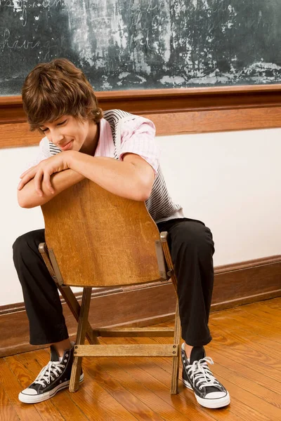 Πορτρέτο Ενός Νεαρού Αγοριού Που Κάθεται Στο Πάτωμα Και Κοιτάζει — Φωτογραφία Αρχείου