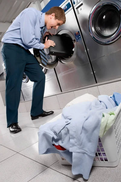 Adam Evde Çamaşır Temizliyor — Stok fotoğraf
