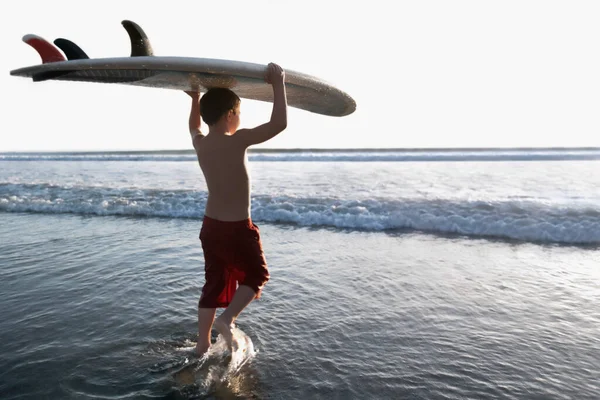 Giovane Surfista Con Tavola Surf Sulla Spiaggia — Foto Stock