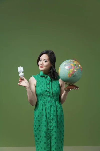 Jonge Vrouw Met Groene Globe Een Witte Achtergrond — Stockfoto