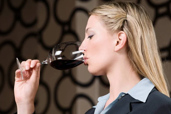 Retrato Una Joven Con Una Copa Vino — Foto de Stock