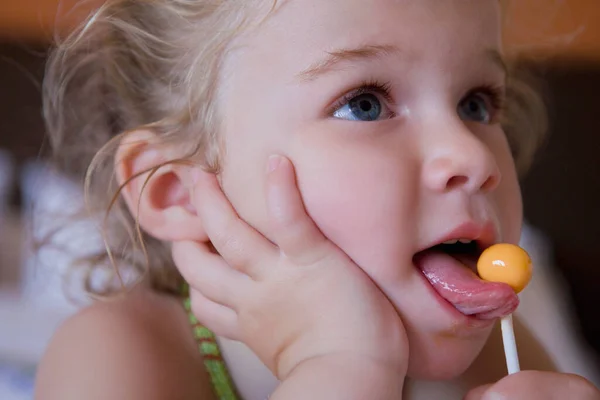 Klein Meisje Eten Een Zoete Taart — Stockfoto