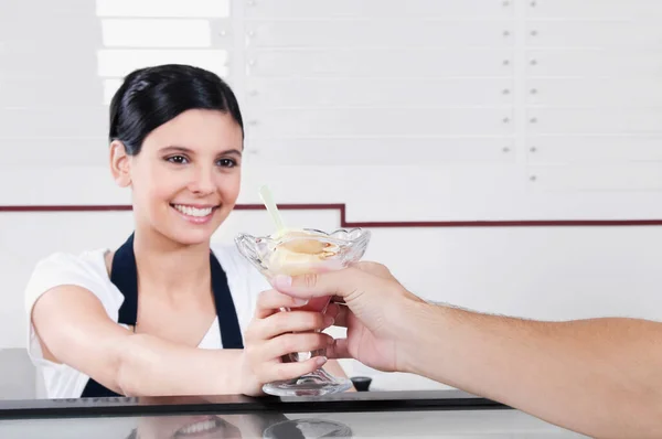 Jeune Femme Avec Cocktail Dans Cuisine — Photo