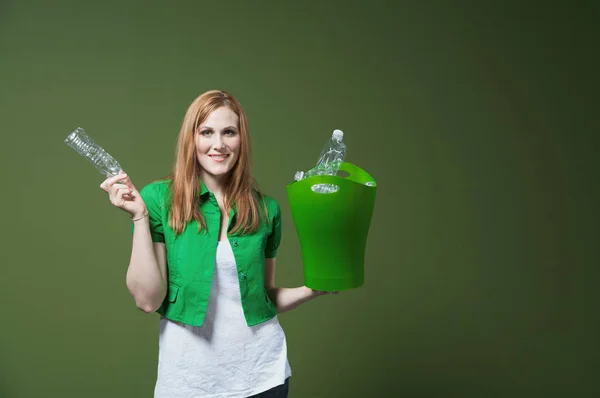 Jovem Com Garrafa Reciclagem Verde Fundo Cor — Fotografia de Stock