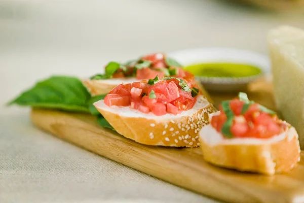 ホワイトプレートにサーモンとトマトとバジルのサンドイッチ — ストック写真