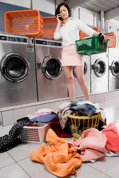 Mujer Joven Planchando Ropa Con Lavadora Lavandería — Foto de Stock