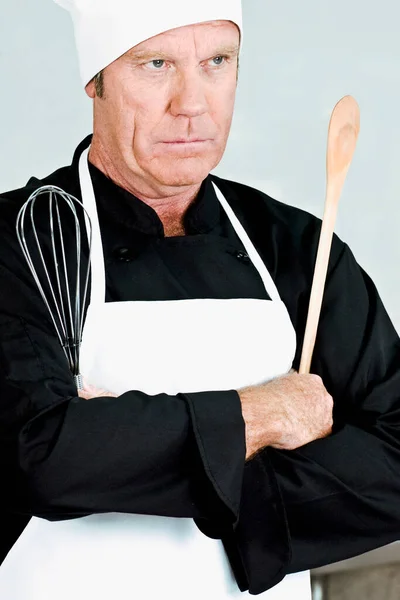 Chef Sênior Com Uma Bandeja Pão — Fotografia de Stock