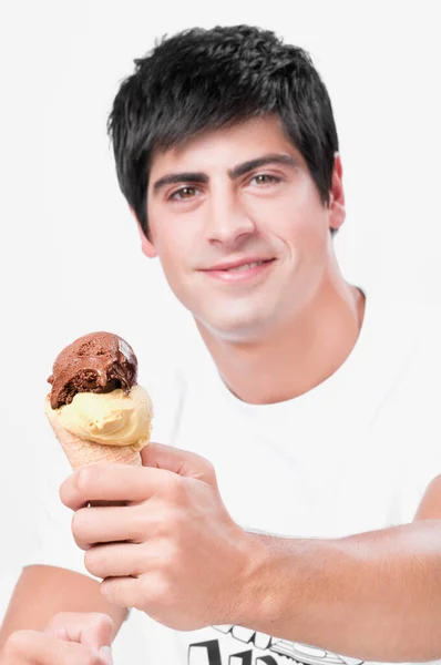 Dondurma Yiyen Genç Adam — Stok fotoğraf