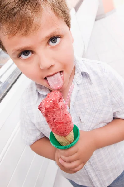 Piccolo Ragazzo Mangiare Gelato Strada — Foto Stock