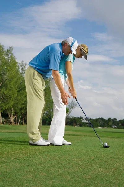 Senior Muž Hraje Golf Zelené Trávě — Stock fotografie