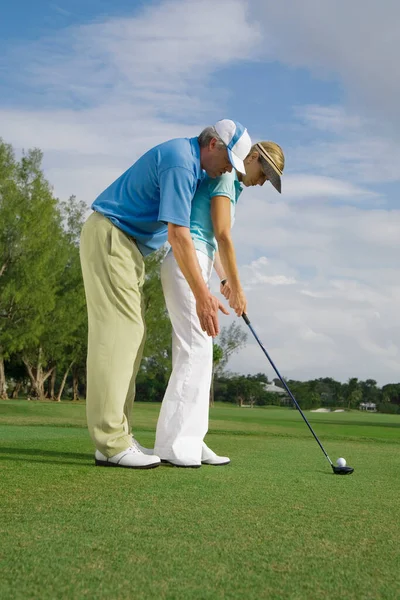 Uomo Anziano Che Gioca Golf Erba Verde — Foto Stock