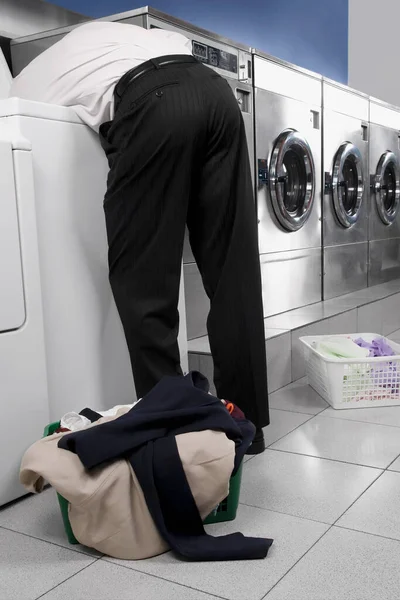 Homem Lavando Roupa Conceito Limpeza — Fotografia de Stock